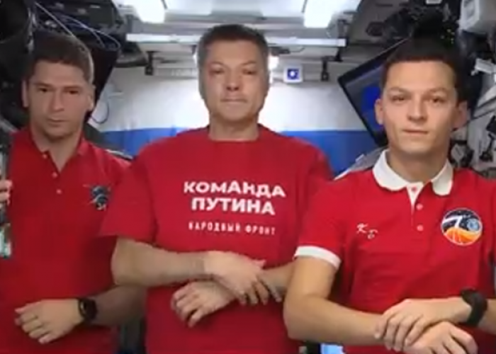 Космонавты поздравляют учителей с профессиональным праздником
