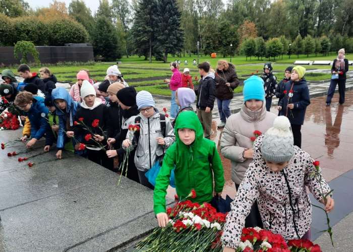 Учащиеся пятых классов совершили познавательную экскурсию «Ленинград – город-герой» по памятным местам Санкт-Петербурга