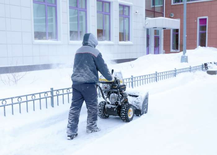 Проведение работ по уборке территории ИТШ № 777 от снега и удалению снежных шапок с крыши здания