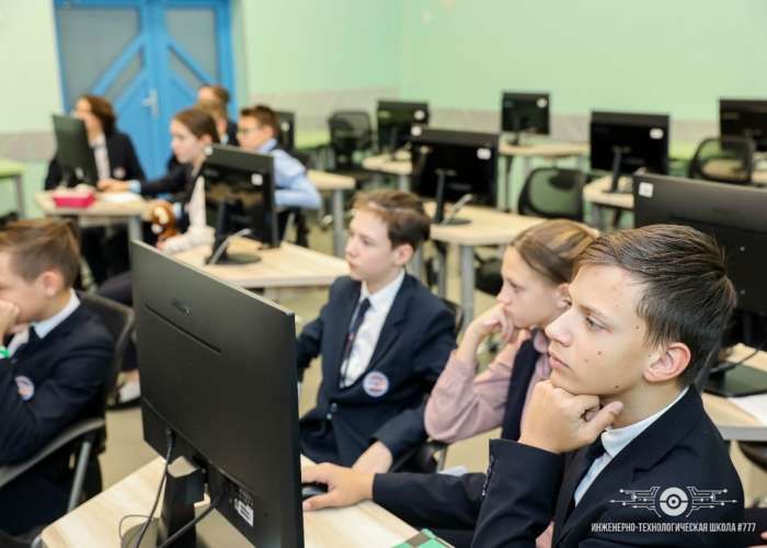 Ученики приняли участие в командном онлайн-квесте по информатике «За пределами»