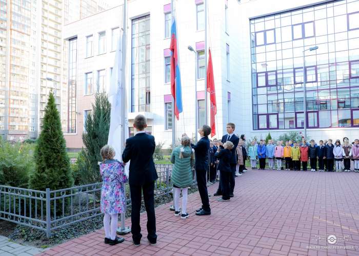 По доброй традиции учебная неделя началась с линейки поднятия флагов России, Санкт-Петербурга и ИТШ № 777