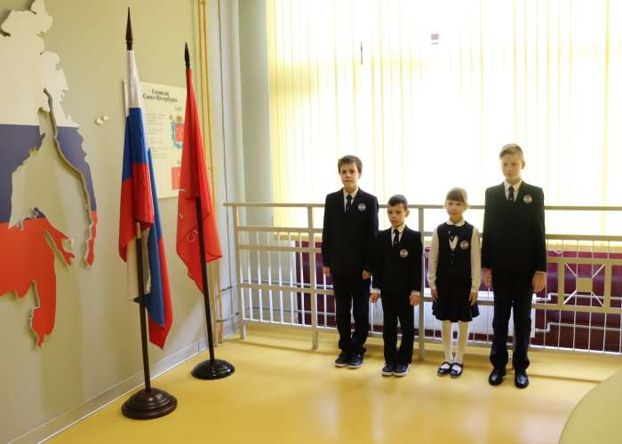 Традиционно утро понедельника в ИТШ № 777 началось с торжественной линейки поднятия флагов России и Санкт-Петербурга