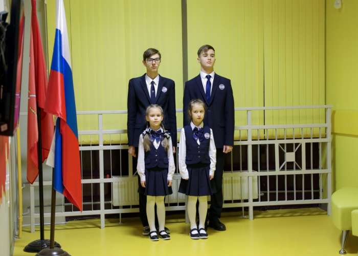 Утро понедельника в ИТШ № 777 началось с торжественной линейки поднятия флагов России и Санкт-Петербурга