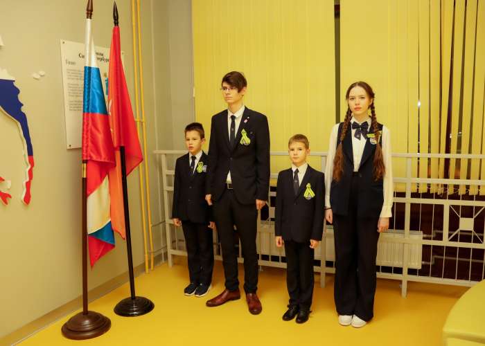 Учебная неделя в ИТШ № 777 началась 22 января с линейки поднятия флагов России, Санкт-Петербурга