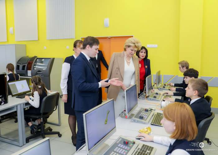 Вице-губернатор Санкт-Петербурга Ирина Петровна Потехина посетила занятия объединений ЦДОД «Лахта-полис»