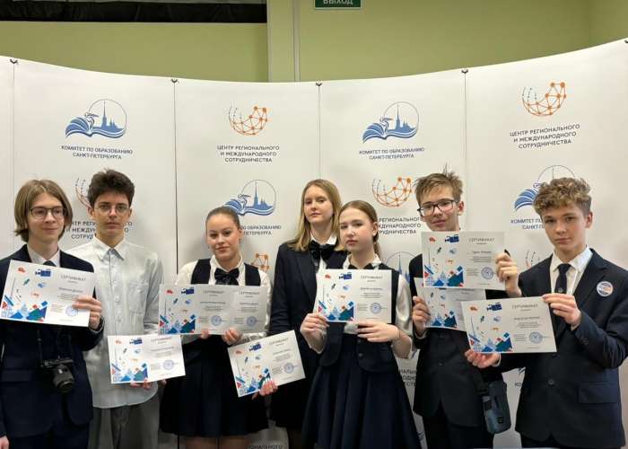 Юные участники Молодёжного пресс-центра XIV Петербургского международного образовательного форума приняли участие в Деловой игре