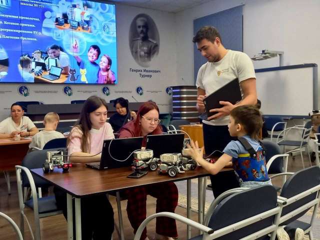 Педагоги ИТШ № 777 провели мастер-классы в НМИЦ детской травматологии и ортопедии имени Г.И. Турнера