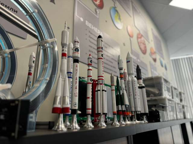 Ученики 10 класса ИТШ № 777 узнали, как управлять роботами на Марсе на уроке НТО по аэрокосмическим системам