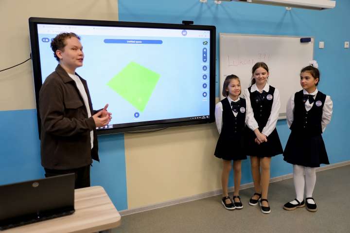 Мастер-класс по платформе «Блоксели» провели в Инженерно-технологической школе № 777