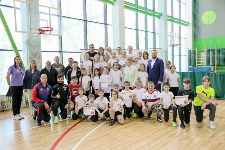 Спортивный праздник «Папа, Мама и Я — спортивная семья»