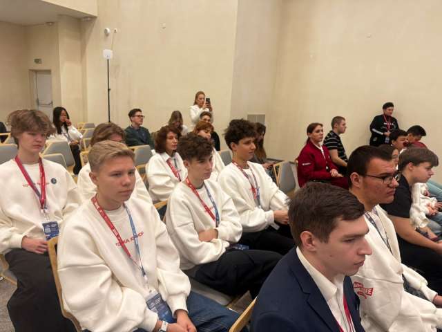В научно-технологическом университете «Сириус» завершилась деловая программа юношеской сессии «Точка Юниор»