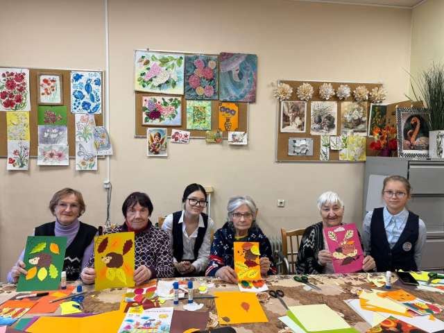 Волонтеры «Лиги добра ИТШ» навестили бабушек и дедушек в КЦСОН Приморского района