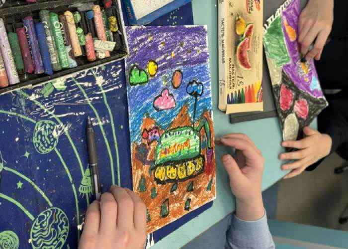 Космос на холсте: шестиклассники создали фантастические миры