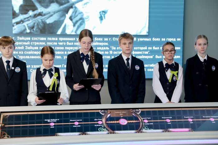 Активисты волонтёрского центра «Лига добра ИТШ» рассказали обучающимся 5 и 6 классов о Сталинградской битве