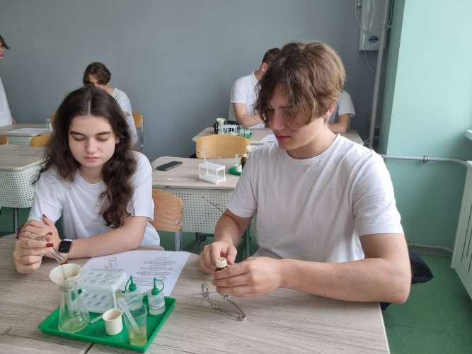 На занятиях летней школы ученики изучили биохимические процессы