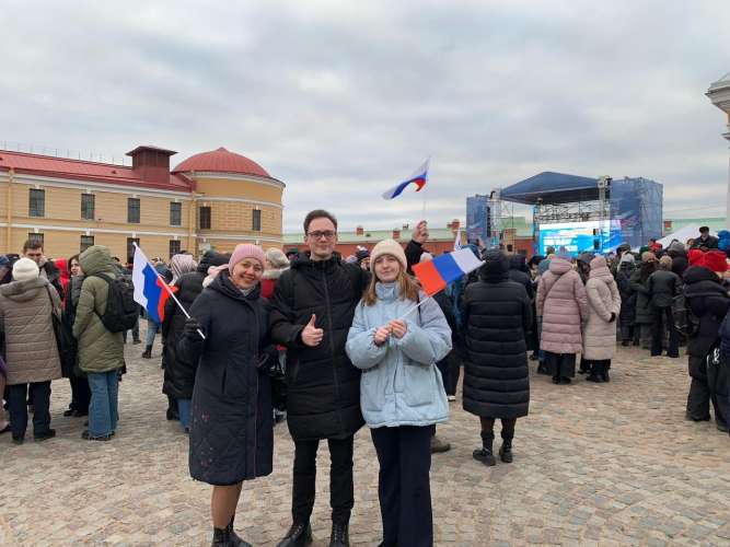 На Соборной площади Петропавловской крепости прошел официальный митинг-концерт