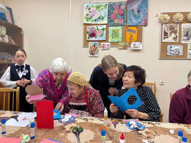 Визит волонтеров ИТШ № 777 в КЦСОН Приморского района