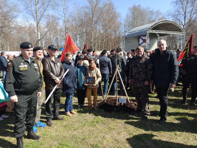 Обучающиеся ИТШ № 777 вместе с родителями приняли участие в акции «Сад памяти»