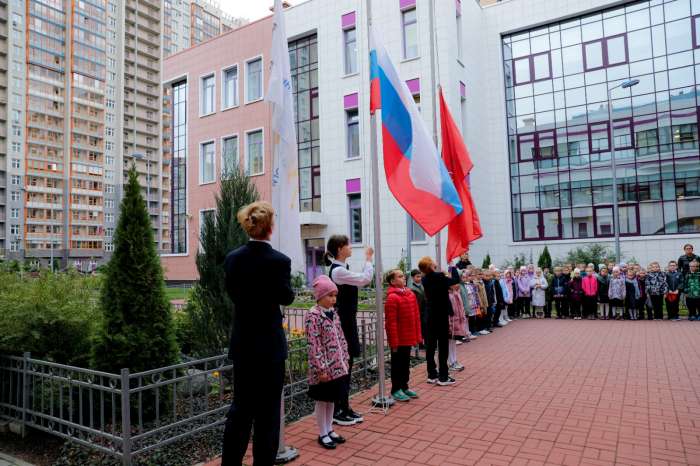 Утро 2 октября традиционно началось с торжественной линейки поднятия флагов