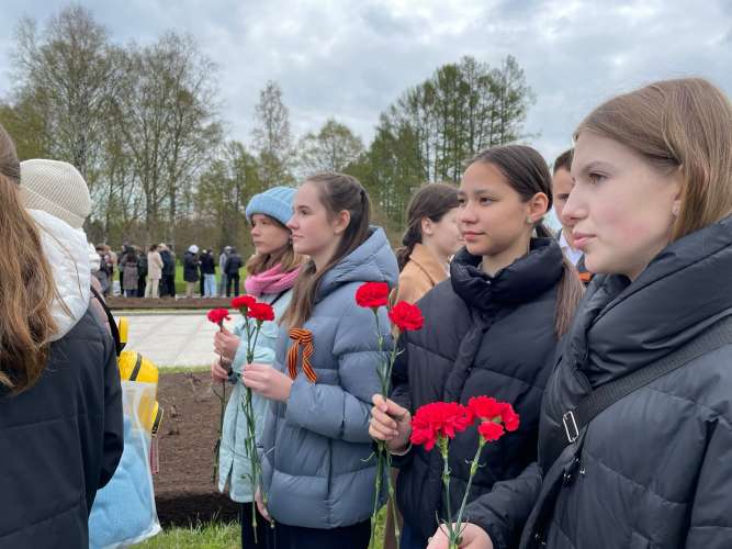 Ученики школы приняли участие в торжественной церемонии возложения цветов к монументу Родина-мать на Пискаревском мемориальном кладбище