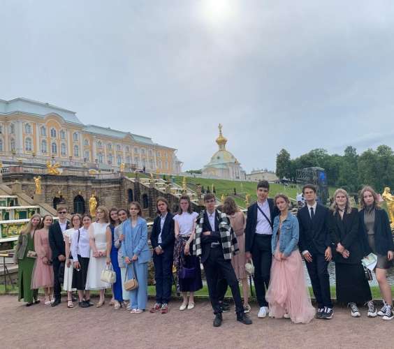Выпускники ИТШ № 777  стали участниками традиционного Бала медалистов в Петергофе