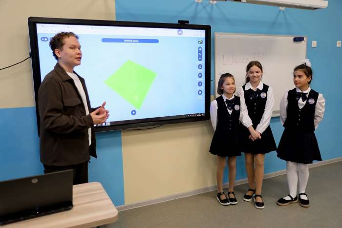 Мастер-класс по платформе «Блоксели» провели в Инженерно-технологической школе № 777