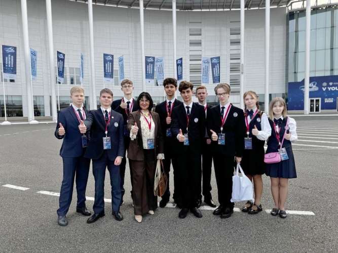 Обучающиеся ИТШ № 777 приняли участие в деловой программе юношеской сессии «Точка Юниор» в «Сириусе»