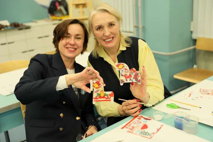 «Музыка на мольберте: конь, несущий Новый год»