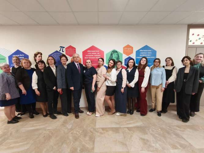 Ресурсный центр ИТШ № 777 провёл выездную сессию для педагогической команды школы № 203 Красносельского района