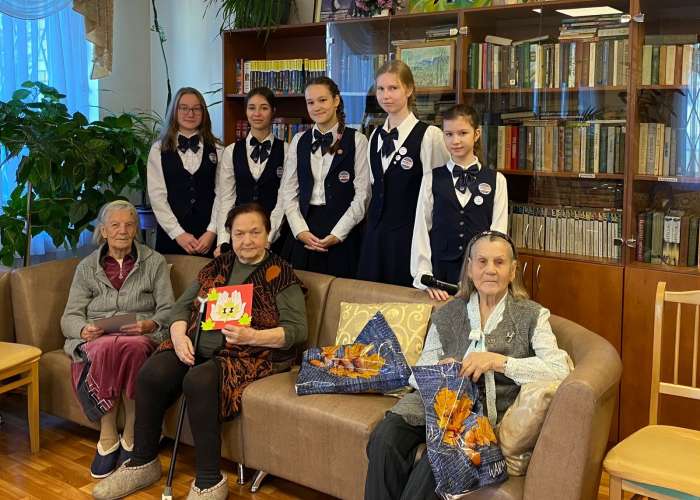 Волонтёры Лиги добра ИТШ посетили  КЦОСН Приморского района