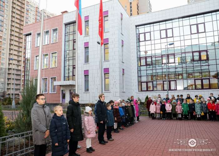 По традиции новая учебная неделя в ИТШ № 777 началась с торжественного поднятия флага России