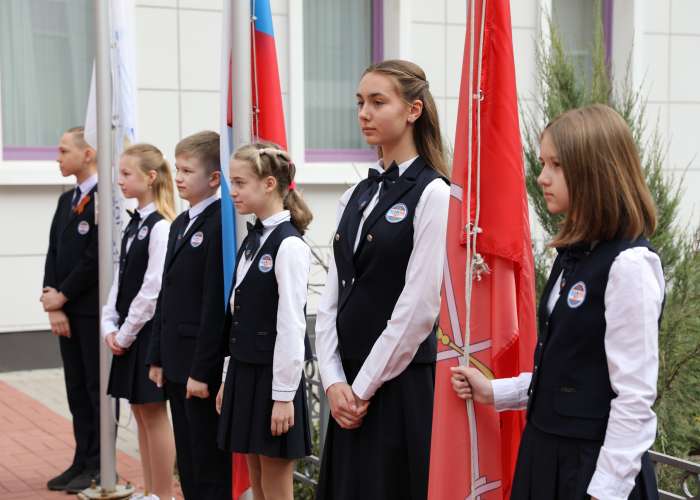 Учебная неделя в ИТШ № 777 началась с торжественного поднятия флага России