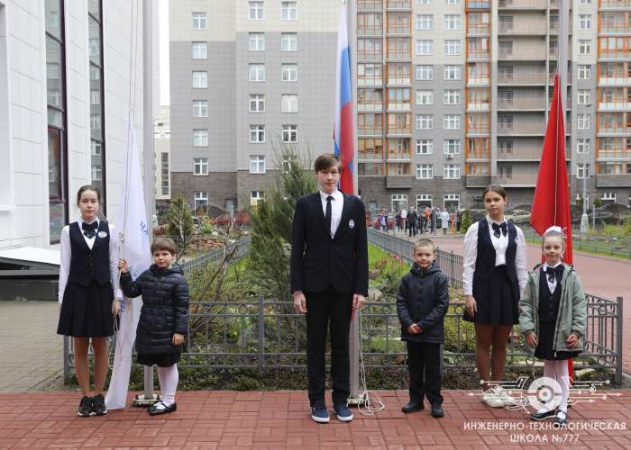 По традиции новая учебная неделя началась с торжественного поднятия флага России