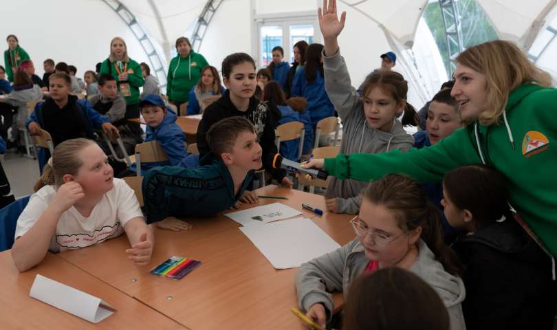 В рамках общелагерного мероприятия «Арбат профессий» дети приняли участие в квизе «Навигатор профессий»