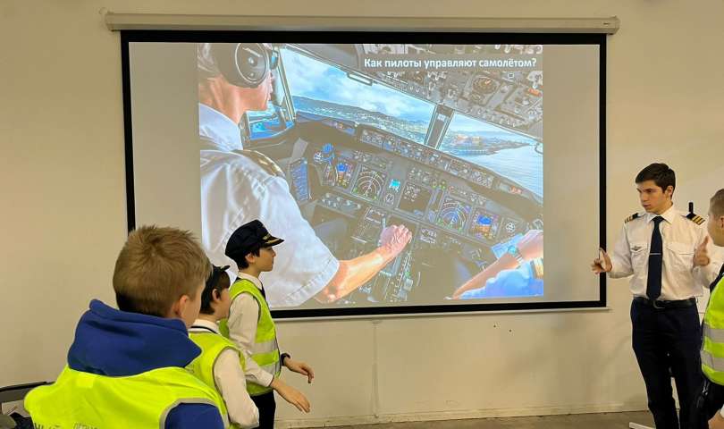 Школьники посетили первую лётную школу «Юный Авиатор»