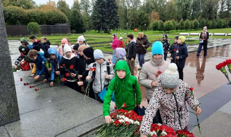 Учащиеся пятых классов совершили познавательную экскурсию «Ленинград – город-герой» по памятным местам Санкт-Петербурга
