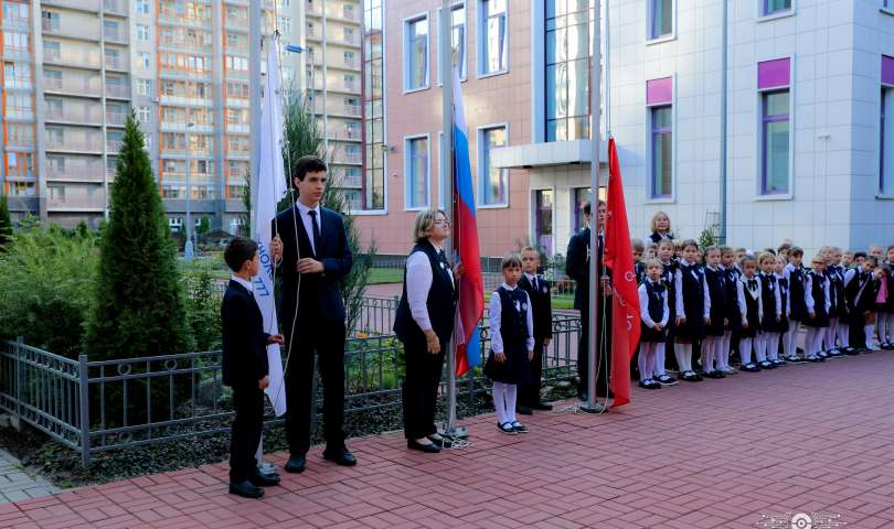 Учебная неделя в ИТШ № 777 началась с торжественного поднятия флагов
