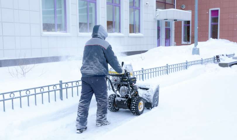 Проведение работ по уборке территории ИТШ № 777 от снега и удалению снежных шапок с крыши здания