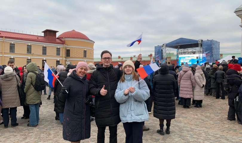На Соборной площади Петропавловской крепости прошел официальный митинг-концерт