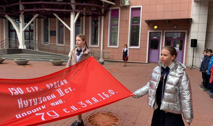 Торжественное поднятие флага России, нашего города и копии Знамени Победы