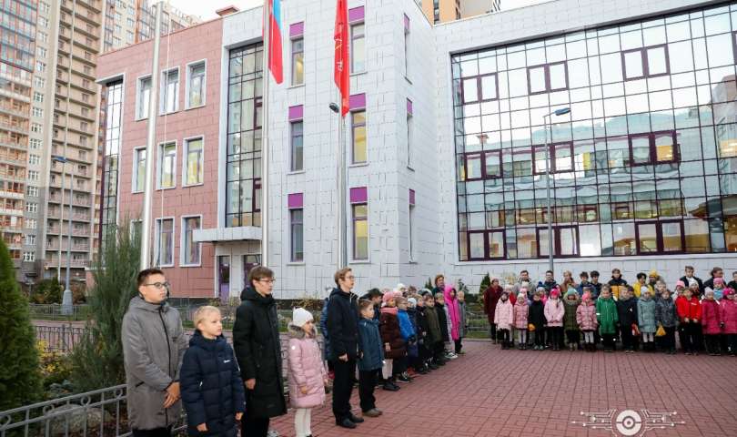 По традиции новая учебная неделя в ИТШ № 777 началась с торжественного поднятия флага России