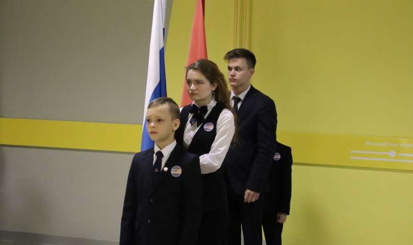 Традиционно утро понедельника в ИТШ № 777 началось с торжественной линейки поднятия флагов России и Санкт-Петербурга