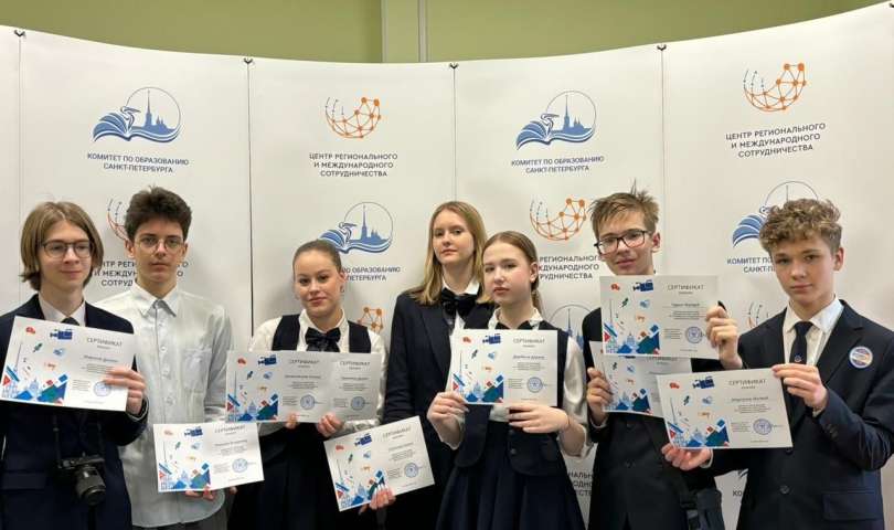 Юные участники Молодёжного пресс-центра XIV Петербургского международного образовательного форума приняли участие в Деловой игре