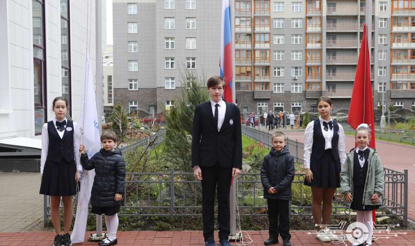 По традиции новая учебная неделя началась с торжественного поднятия флага России